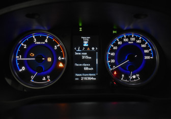 Подержанный автомобиль Toyota Hilux 2015 года (20 фото)