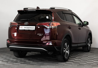 Подержанный автомобиль Toyota RAV4 2017 года (5 фото)