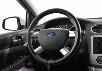 Подержанный автомобиль Ford Focus Sedan 2011 года (14 фото)