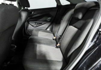 Подержанный автомобиль Ford Fiesta Sedan 2015 года (10 фото)