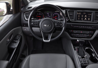 Подержанный автомобиль Kia Carnival 2020 года (11 фото)