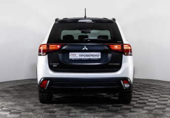 Подержанный автомобиль Mitsubishi Outlander 2016 года (6 фото)