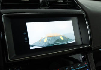 Подержанный автомобиль Jaguar F-Pace 2018 года (16 фото)