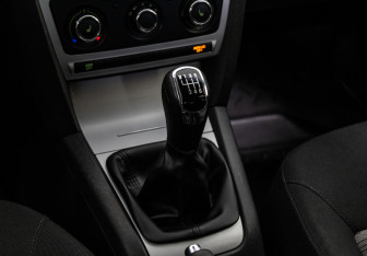 Подержанный автомобиль Skoda Octavia Liftback 2011 года (12 фото)