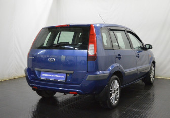 Подержанный автомобиль Ford Fusion 2006 года (5 фото)
