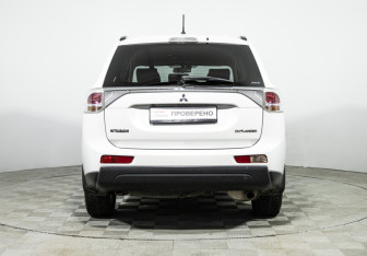 Подержанный автомобиль Mitsubishi Outlander 2012 года (6 фото)