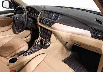 Подержанный автомобиль BMW X1 2013 года (14 фото)
