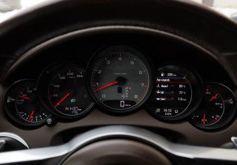 Подержанный автомобиль Porsche Cayenne 2014 года (15 фото)