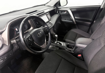 Подержанный автомобиль Toyota RAV4 2016 года (9 фото)