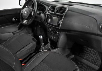 Подержанный автомобиль Renault Sandero 2015 года (14 фото)
