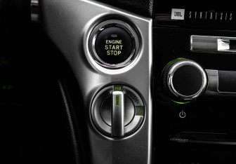 Подержанный автомобиль Toyota Land Cruiser Suv 2012 года (18 фото)
