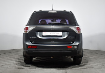 Подержанный автомобиль Mitsubishi Outlander 2013 года (6 фото)