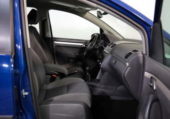 Подержанный автомобиль Volkswagen Touran 2012 года (21 фото)