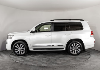 Подержанный автомобиль Toyota Land Cruiser Suv 2016 года (8 фото)