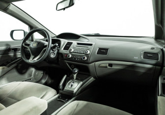 Подержанный автомобиль Honda Civic Sedan 2008 года (9 фото)
