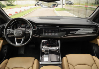 Подержанный автомобиль Audi Q8 2019 года (14 фото)