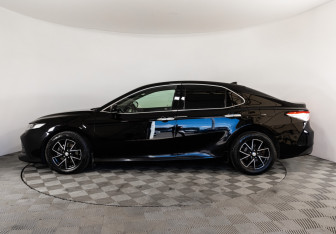 Подержанный автомобиль Toyota Camry Sedan 2019 года (8 фото)
