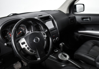 Подержанный автомобиль Nissan X-Trail 2010 года (9 фото)