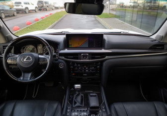 Подержанный автомобиль Lexus LX 2016 года (10 фото)