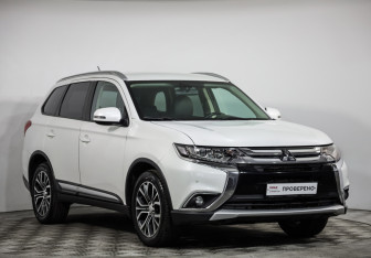 Подержанный автомобиль Mitsubishi Outlander 2015 года (3 фото)