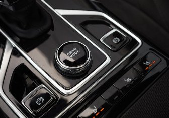 Подержанный автомобиль Hongqi HS5 2024 года (23 фото)