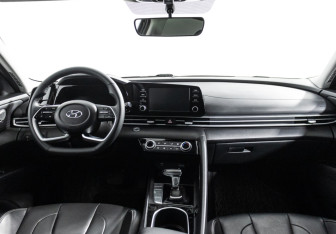 Подержанный автомобиль Hyundai Elantra Sedan 2023 года (13 фото)