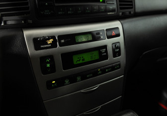 Подержанный автомобиль Toyota Corolla Hatchback 2006 года (15 фото)