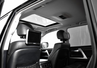 Подержанный автомобиль Toyota Land Cruiser Suv 2015 года (13 фото)