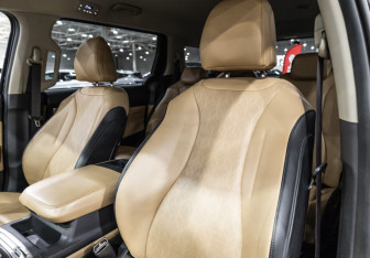 Подержанный автомобиль Kia Carnival 2021 года (17 фото)