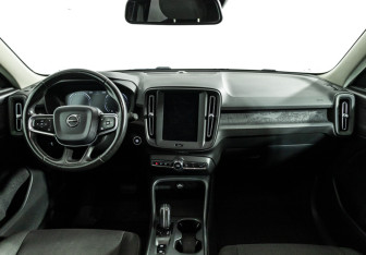 Подержанный автомобиль Volvo XC40 2019 года (13 фото)