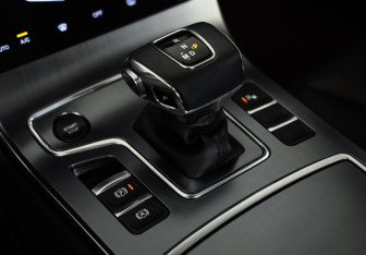 Подержанный автомобиль Hongqi H5 2022 года (17 фото)