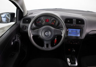 Подержанный автомобиль Volkswagen Polo Sedan 2011 года (14 фото)