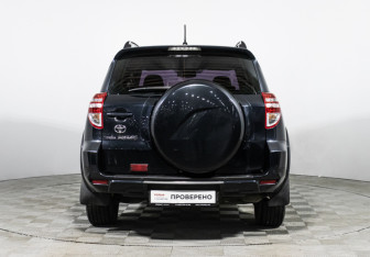 Подержанный автомобиль Toyota RAV4 2011 года (6 фото)