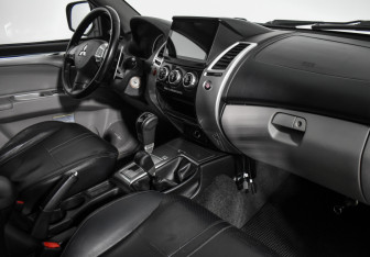 Подержанный автомобиль Mitsubishi Pajero Sport 2013 года (13 фото)