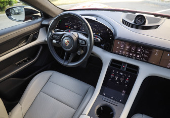 Подержанный автомобиль Porsche Taycan 2021 года (12 фото)