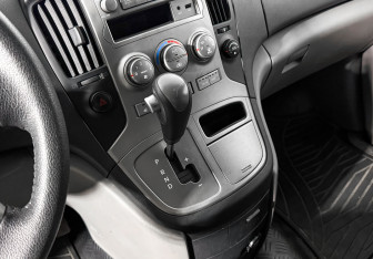 Подержанный автомобиль Hyundai Grand Starex 2011 года (11 фото)