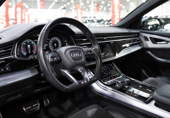 Подержанный автомобиль Audi Q8 2020 года (20 фото)
