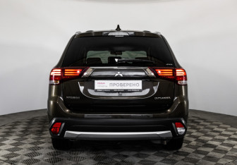 Подержанный автомобиль Mitsubishi Outlander 2018 года (6 фото)