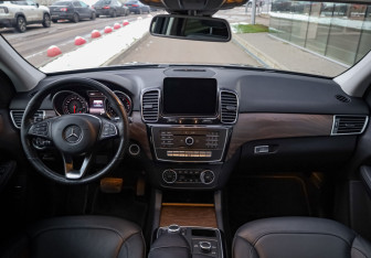 Подержанный автомобиль Mercedes-Benz GLE 2016 года (10 фото)