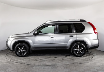 Подержанный автомобиль Nissan X-Trail 2011 года (8 фото)