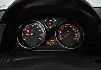 Подержанный автомобиль Opel Astra Sedan 2010 года (13 фото)