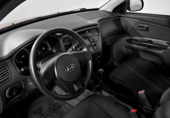Подержанный автомобиль Kia Rio Sedan 2010 года (9 фото)