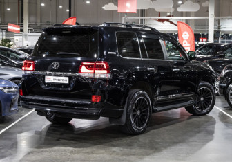 Подержанный автомобиль Toyota Land Cruiser Suv 2019 года (7 фото)