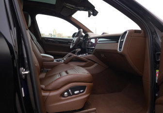 Подержанный автомобиль Porsche Cayenne 2019 года (27 фото)
