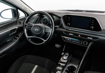 Подержанный автомобиль Hyundai Sonata 2020 года (17 фото)