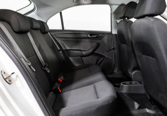 Подержанный автомобиль Skoda Rapid Liftback 2017 года (14 фото)