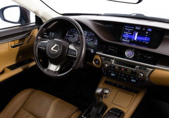 Подержанный автомобиль Lexus ES 2016 года (16 фото)