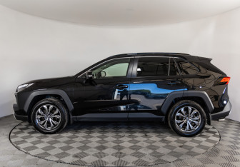 Подержанный автомобиль Toyota RAV4 2024 года (8 фото)
