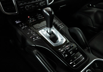Подержанный автомобиль Porsche Cayenne 2015 года (20 фото)