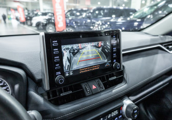 Подержанный автомобиль Toyota RAV4 2021 года (19 фото)
